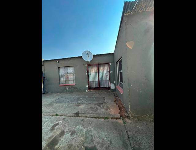 10 BEDROOM HOUSE FOR SALE IN SPRINGS CENTRAL
